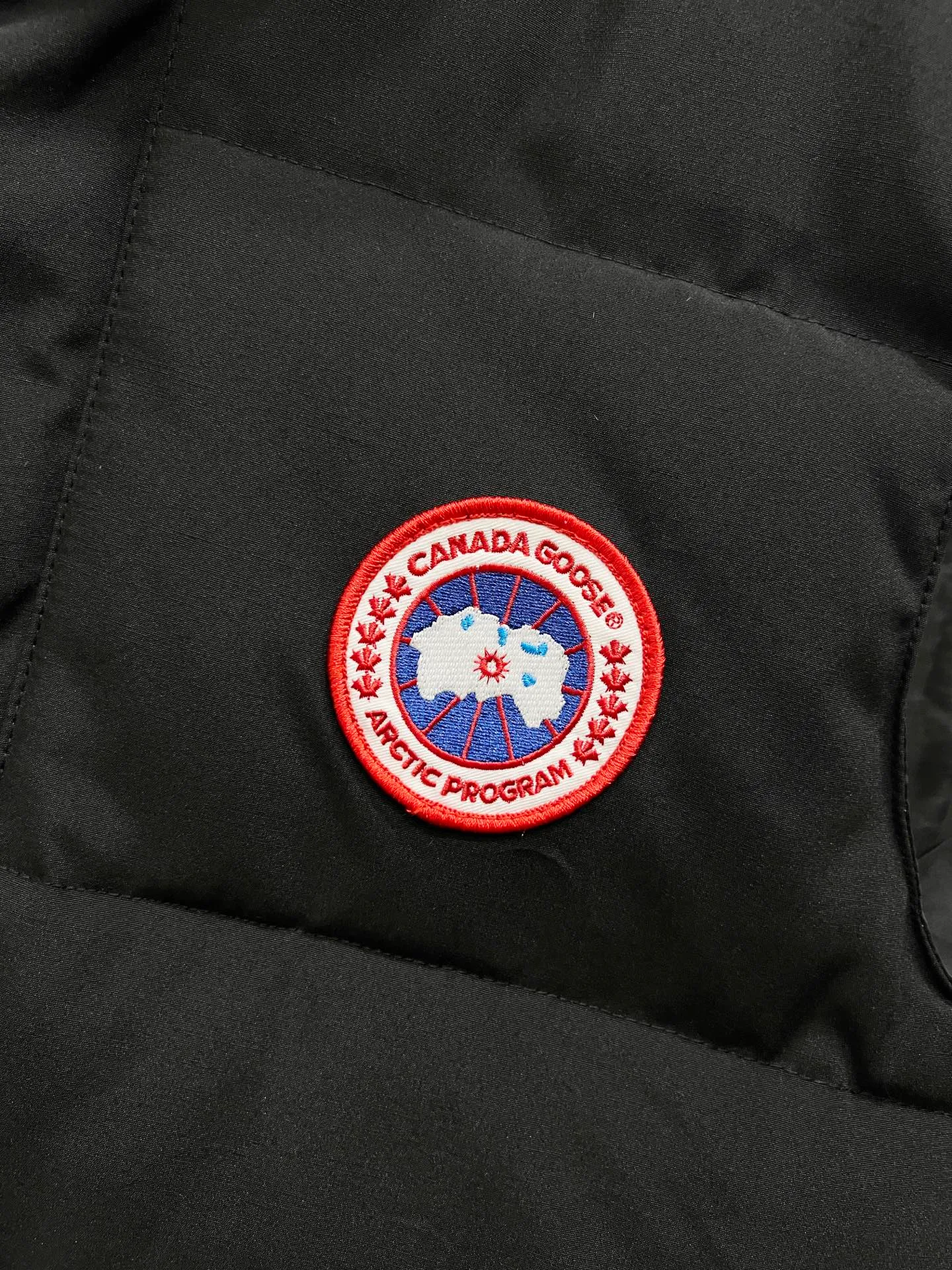 P330 model number: YC25 Canada goose/Canada Goose 4154M Freestyle Crew down vest, using international 50 down, genuine original clothing, pay attention to the version, YKK double zipper, velvet on the back collar, more warm, zippered hidden pocket on the inside, genuine mesh pockets on the inside. If you need to compare with the genuine product, check it out at any time. All accessories are made by the original factory. The fabric is molded and customized according to the original version. It can be restored by kneading it at will (fabric interpretation: the harder the fabric, the better the waterproof performance. Only those who buy the latest authentic version this year will notice the softness and comfort of the fabric. Soft fabrics are waterproof and have memory rebound function, which is the authentic fabric). The down is synchronized with genuine white duck down, fluffy and not clumps. The original version of Big Goose is white duck down. It is not the goose down boasted by the world's random copywriting. It can be verified through any official channel. Customized authentic YKK double zipper military-grade copper core zipper puller. High hardness and no jamming. The original smoothness is restored. The workmanship and wiring are all controlled by workers with more than ten years of service. They must be horizontal and vertical. No crookedness. The inner wiring density is more sophisticated. Feel free to compare. Big goose label. Collar label. Washed label. Hangtag. Zipper rope. Pocket label. Collar velvet. Buttons. All details are updated simultaneously with the original version. The best version. A fighter in a world-famous vest. Compare to the entire network. Color: Black White Navy Blue Gray Gray Gray Label Size: S-XXL